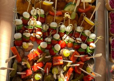 Ein Tablett mit verschiedenen kulinarischen Spießen, die Zutaten wie Gemüse, Käse, und Obst kombinieren. Bunte Präsentation mit frischen Farben.