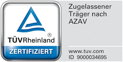 Zertifizierungssiegel des TÜV Rheinland mit blauem Logo und Hinweis zur AZAV-Zulassung; es sorgt für Vertrauen in die Qualität von Dienstleistungen.